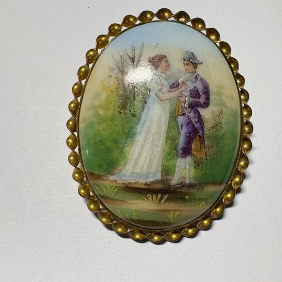 Approx 2” Resin Cameo Brooch Gold Tone Oval Vintage Estate Piece - Picture 8 of 9
